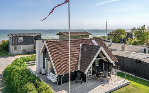Ulv - 25M from the Sea: Wohngebiet, Dach, Vorort, Auffahrt, Estate, Kamin