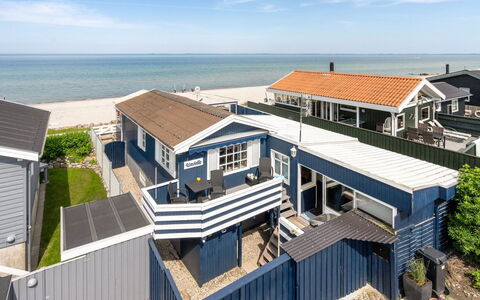 Nera - 10M from the Sea: Blau, Strauch, Hütte, Ground, Garten, Estate, Schatten, Landscaping, Bauernhaus, Eco Hotel