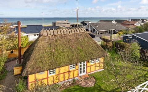 Ethly - 50M from the Sea: Dach, Haus, Grundstueck, Zuhause, Hütte, Estate, Gartenbauten, Schatten, Blockhaus, Landscaping
