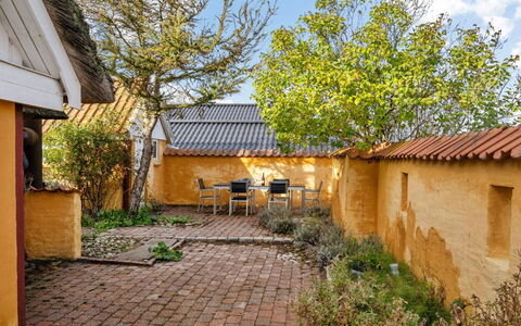 Ethly - 50M from the Sea: Dach, Haus, Grundstueck, Zuhause, Hütte, Estate, Gartenbauten, Schatten, Blockhaus, Landscaping