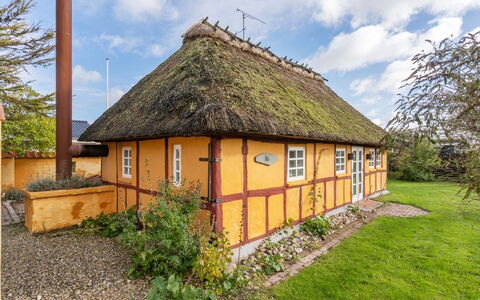 Ethly - 50M from the Sea: Dach, Haus, Grundstueck, Zuhause, Hütte, Estate, Gartenbauten, Schatten, Blockhaus, Landscaping