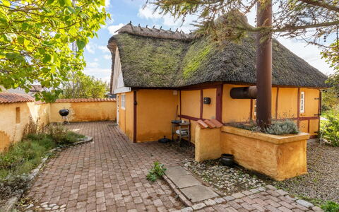 Ethly - 50M from the Sea: Dach, Haus, Grundstueck, Zuhause, Hütte, Estate, Gartenbauten, Schatten, Blockhaus, Landscaping