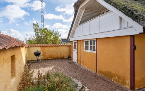 Ethly - 50M from the Sea: Dach, Haus, Grundstueck, Zuhause, Hütte, Estate, Gartenbauten, Schatten, Blockhaus, Landscaping