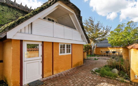 Ethly - 50M from the Sea: Dach, Haus, Grundstueck, Zuhause, Hütte, Estate, Gartenbauten, Schatten, Blockhaus, Landscaping