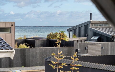 Ethly - 50M from the Sea: Dach, Haus, Grundstueck, Zuhause, Hütte, Estate, Gartenbauten, Schatten, Blockhaus, Landscaping