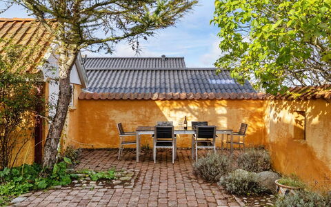 Ethly - 50M from the Sea: Dach, Haus, Grundstueck, Zuhause, Hütte, Estate, Gartenbauten, Schatten, Blockhaus, Landscaping