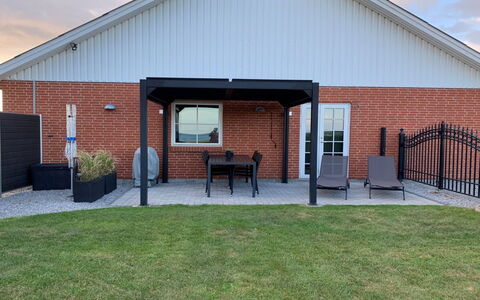 Ringulf - 350M from the Sea: Blau, Strauch, Hütte, Ground, Garten, Estate, Schatten, Landscaping, Bauernhaus, Eco Hotel
