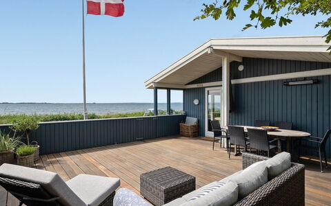 Pellervo - 20M from the Sea: Dach, Haus, Grundstueck, Zuhause, Hütte, Estate, Gartenbauten, Schatten, Blockhaus, Landscaping