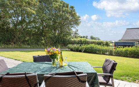 Rathi - 250M from the Sea: Möbel, Stuhl, Tabelle, Gartenmöbel, Küche & Esszimmer Tisch, Tisch Im Freien, Strauch, Schatten, Garten
