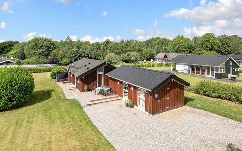 Rathi - 250M from the Sea: Haus, Zuhause, Dach, Wohngebiet, Estate, Hütte, Rasen, Landscaping, Bauernhaus, Vorort