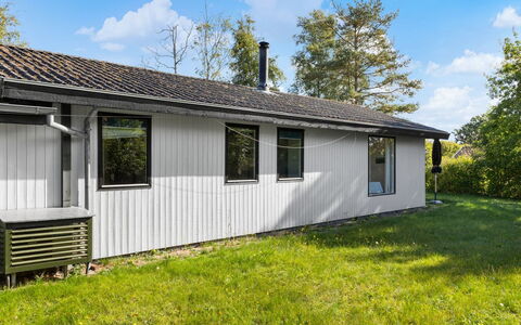 Kalle - 400M from the Sea: Wohnung, Schatten, Balkon, Stuhl, Zaun, Gartenmöbel, Aluminium, Kunstrasen