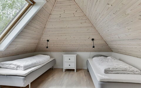 Wrage - 500M from the Sea: Bett, Schlafzimmer, Fussboden, Flooring, Interior Design, Holz, Decke, Möbel, Bedding, Bettdecke