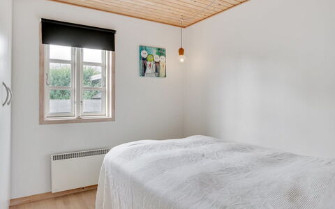 Gunlef - 50M from the Sea: Wand, Holz, Flooring, Fussboden, Interior Design, Schlafzimmer, Decke, Bett, Holzboden, Zuhause