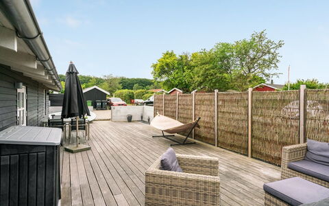 Gunlef - 50M from the Sea: Holz, Holzboden, Deck, Zuhause, Gartenmöbel, Hartholz, Planke, Veranda, Tür, Holzbeize
