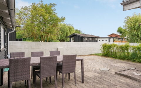 Gunlef - 50M from the Sea: Gartenmöbel, Wohngebiet, Zuhause, Grundstueck, Schatten, Garten, Verbundwerkstoff, Tisch Im Freien, Veranda, Hinterhof