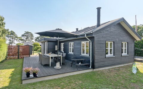 Kamilla - 200M from the Sea: Blau, Strauch, Hütte, Ground, Garten, Estate, Schatten, Landscaping, Bauernhaus, Eco Hotel