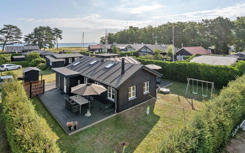 Kamilla - 200M from the Sea: Blau, Strauch, Hütte, Ground, Garten, Estate, Schatten, Landscaping, Bauernhaus, Eco Hotel