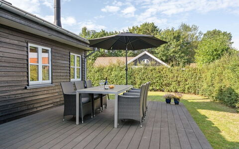 Kamilla - 200M from the Sea: Blau, Strauch, Hütte, Ground, Garten, Estate, Schatten, Landscaping, Bauernhaus, Eco Hotel