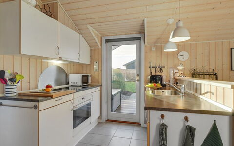 Kulben - 450M from the Sea: Holz, Küche, Flooring, Interior Design, Möbel, Decke, Zuhause, Fussboden, Haus, Countertop
