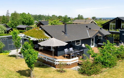 Kulben - 450M from the Sea: Blau, Strauch, Hütte, Ground, Garten, Estate, Schatten, Landscaping, Bauernhaus, Eco Hotel