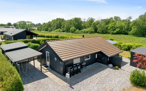 Kulben - 450M from the Sea: Blau, Strauch, Hütte, Ground, Garten, Estate, Schatten, Landscaping, Bauernhaus, Eco Hotel