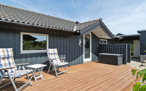 Kulben - 450M from the Sea: Blau, Strauch, Hütte, Ground, Garten, Estate, Schatten, Landscaping, Bauernhaus, Eco Hotel