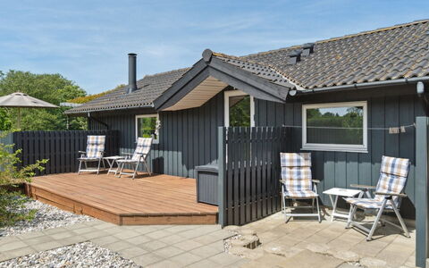 Kulben - 450M from the Sea: Blau, Strauch, Hütte, Ground, Garten, Estate, Schatten, Landscaping, Bauernhaus, Eco Hotel
