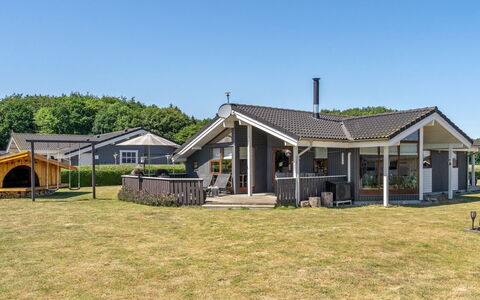 Ela - 500M from the Sea: Dach, Haus, Zuhause, Hütte, Abstellgleis, Estate, Auffahrt, Gartenbauten, Garten, Schuppen
