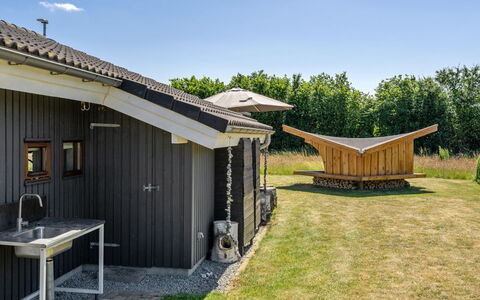 Ela - 500M from the Sea: Dach, Haus, Zuhause, Hütte, Abstellgleis, Estate, Auffahrt, Gartenbauten, Garten, Schuppen