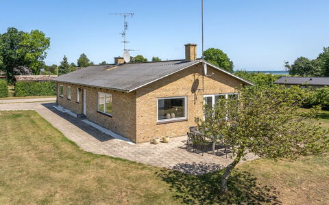 Ilda - 250M from the Sea: Dach, Haus, Zuhause, Hütte, Abstellgleis, Estate, Auffahrt, Gartenbauten, Garten, Schuppen