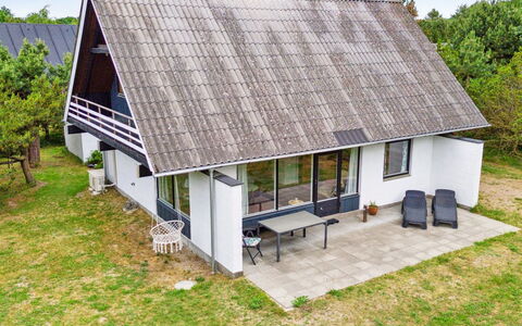 Wiger - 150M from the Sea: Dach, Haus, Zuhause, Hütte, Tür, Abstellgleis, Deck, Veranda, Planke, Hartholz