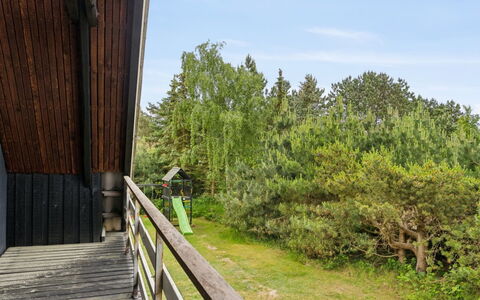 Wiger - 150M from the Sea: Dach, Haus, Zuhause, Hütte, Tür, Abstellgleis, Deck, Veranda, Planke, Hartholz