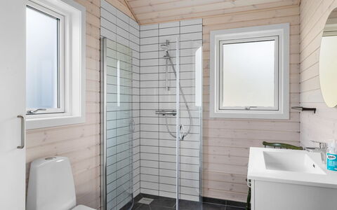 Mato - 100M from the Sea: Holz, Flooring, Armatur, Fussboden, Badezimmer, Interior Design, Installation, Toilette, Zuhause, Sinken