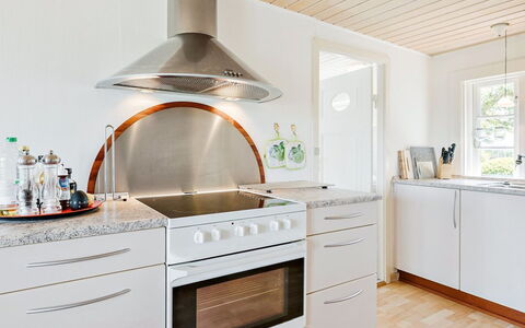Ajo - 2Km from the Sea: Flooring, Küchengerät, Major Appliance, Haushaltsgerät, Küche, Interior Design, Fussboden, Beleuchtung, Decke, Holzboden