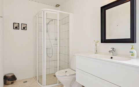Ajo - 2Km from the Sea: Flooring, Fussboden, Armatur, Interior Design, Badezimmer, Installation, Badezimmerschrank, Toilette, Zimmer, Decke