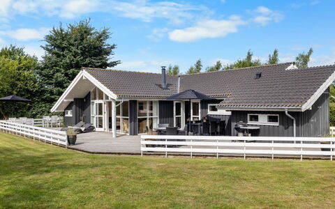 Ønevus - 550M from the Sea: Hütte, Zuhause, Haus, Dach, Veranda, Estate, Abstellgleis, Gartenbauten, Bauernhaus, Garten