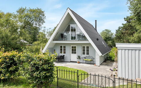Thormund - 350M from the Sea: Dach, Haus, Zuhause, Hütte, Abstellgleis, Estate, Auffahrt, Gartenbauten, Garten, Schuppen