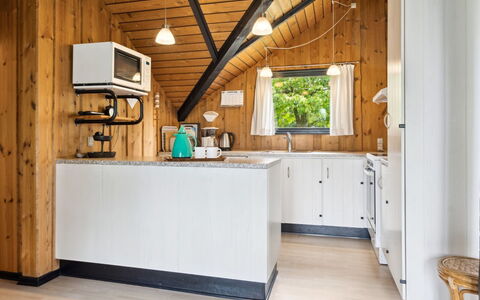 Elisej - 100M from the Sea: Holz, Decke, Interior Design, Flooring, Küche, Zuhause, Fussboden, Möbel, Light Fixture, Zimmer