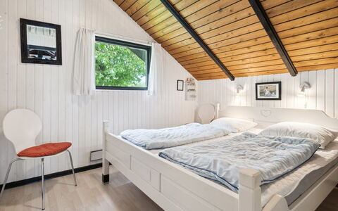 Elisej - 100M from the Sea: Holz, Schlafzimmer, Bett, Zuhause, Interior Design, Möbel, Haus, Decke, Fussboden, Bettrahmen