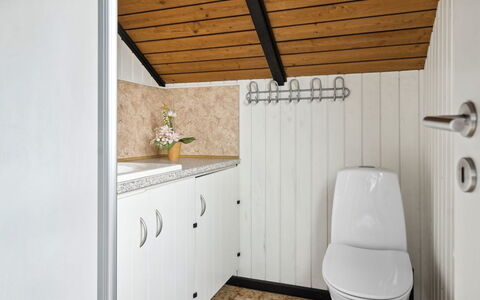Elisej - 100M from the Sea: Armatur, Wand, Flooring, Interior Design, Holz, Badezimmer, Fussboden, Sinken, Zapfhahn, Toilette