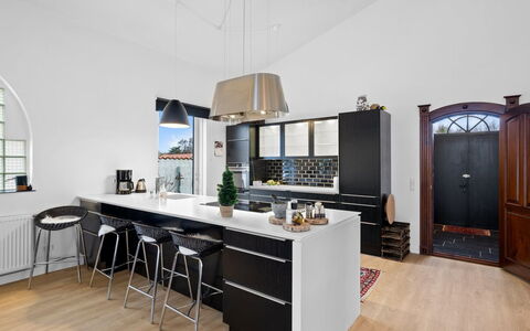 Frothi - 550M from the Sea: Möbel, Küche, Interior Design, Countertop, Flooring, Küchengerät, Cabinetry, Light Fixture, Holz, Decke