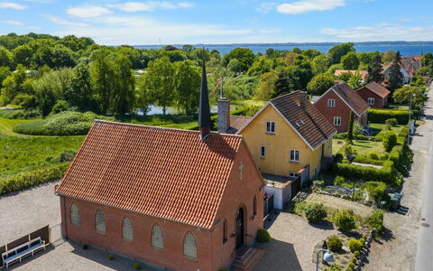 Frothi - 550M from the Sea: Haus, Zuhause, Dach, Wohngebiet, Hütte, Estate, Bauernhaus, Rasen, Landscaping, Abstellgleis