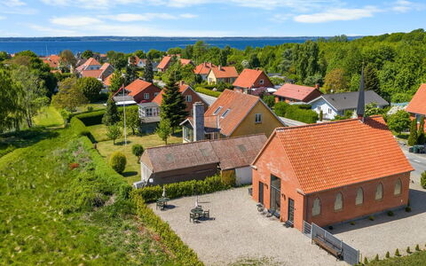 Frothi - 550M from the Sea: Haus, Zuhause, Dach, Wohngebiet, Hütte, Estate, Bauernhaus, Rasen, Landscaping, Abstellgleis