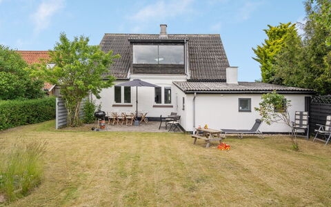 Truels - 2Km from the Sea: Gebäude, Dach, Haus, Zuhause, Wohngebiet, Hütte, Grundstueck, Ländliches Gebiet, Estate, Garten