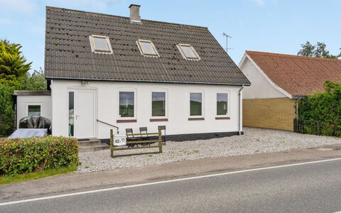Truels - 2Km from the Sea: Gebäude, Fenster, Haus, Dach, Zuhause, Strassenbelag, Wohngebiet, Hütte, Tür, Asphalt