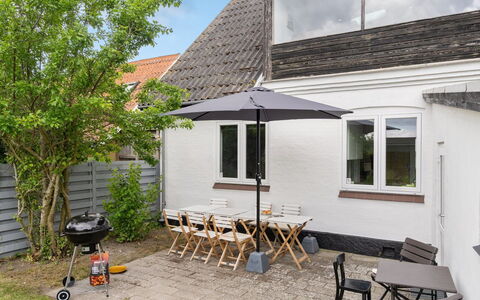 Truels - 2Km from the Sea: Dach, Haus, Zuhause, Hütte, Tür, Abstellgleis, Deck, Veranda, Planke, Hartholz