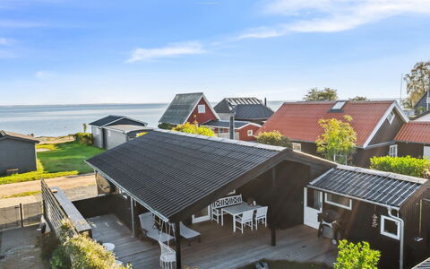 Pedersen - 50M from the Sea: Dach, Haus, Zuhause, Hütte, Abstellgleis, Estate, Auffahrt, Gartenbauten, Garten, Schuppen