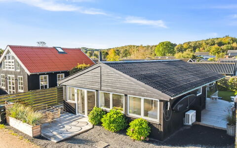 Pedersen - 50M from the Sea: Dach, Haus, Zuhause, Hütte, Abstellgleis, Estate, Auffahrt, Gartenbauten, Garten, Schuppen