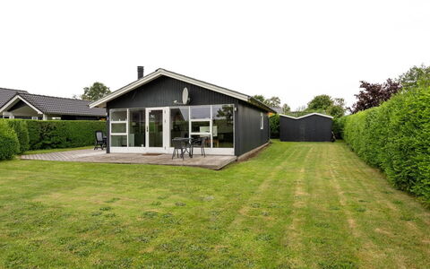 Blesse - 250M from the Sea: Dach, Haus, Zuhause, Hütte, Tür, Abstellgleis, Deck, Veranda, Planke, Hartholz