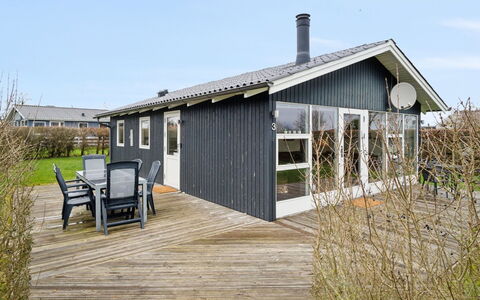 Blesse - 250M from the Sea: Dach, Haus, Zuhause, Hütte, Tür, Abstellgleis, Deck, Veranda, Planke, Hartholz